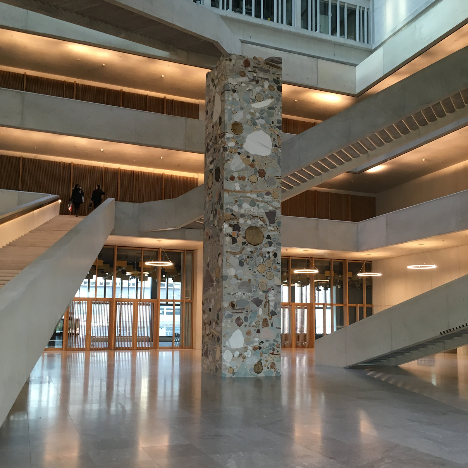 Der 100t schwere Monolith in der Eingangshalle