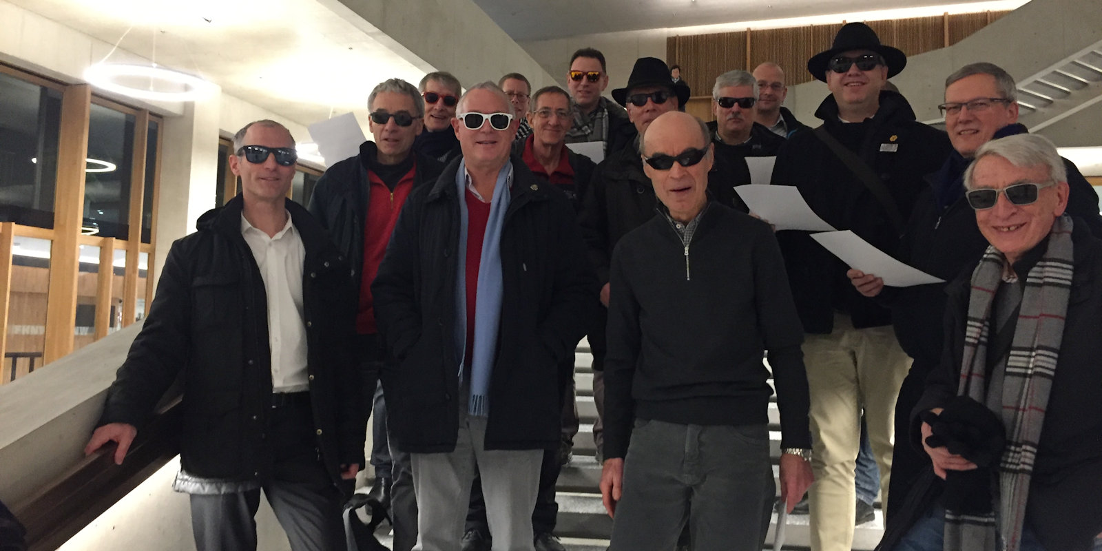 Für's Singen wären eigentlich Sonnenbrillen vorgesehen gewesen, nur konnten wir so den Text nicht lesen...