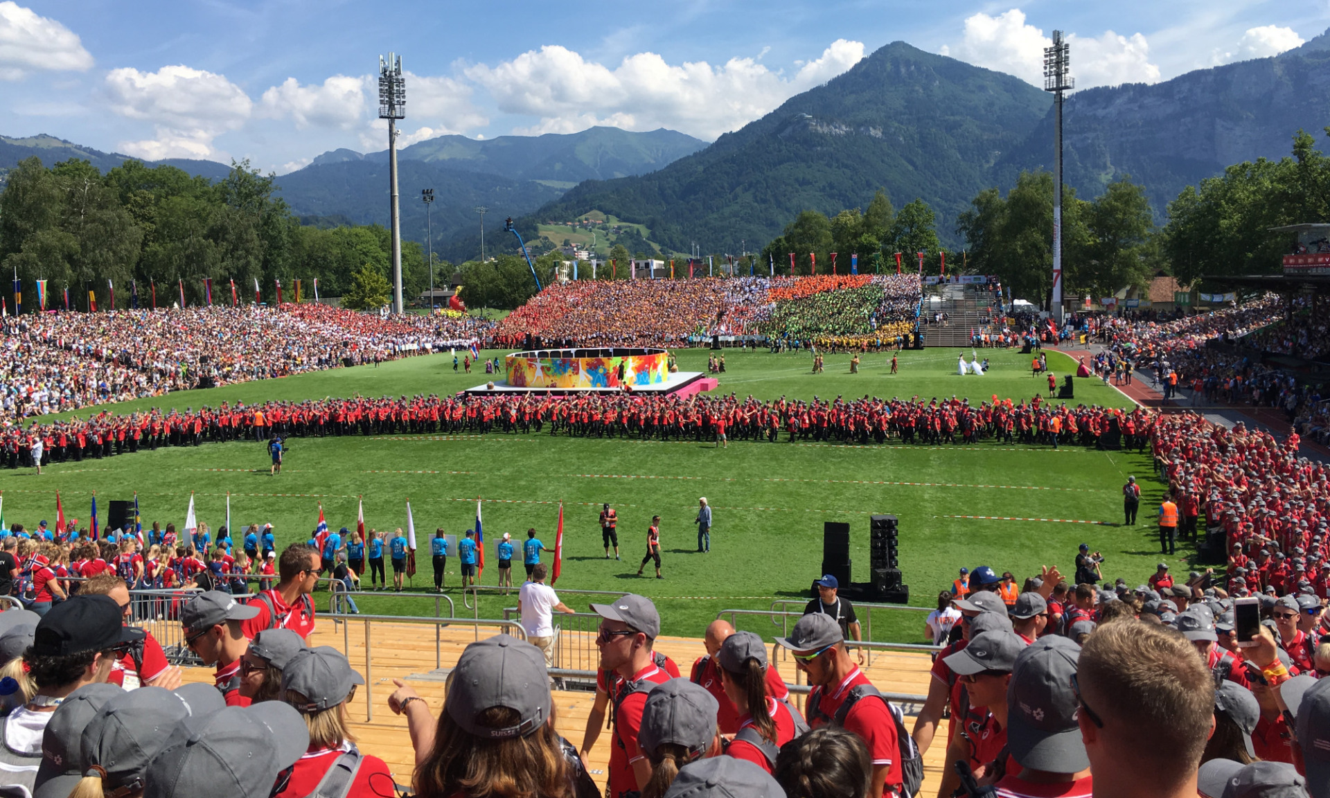 Einmarsch der 3040 Schweizerinnen und Schweizer bei der Eröffnungsfeier in Dornbirn