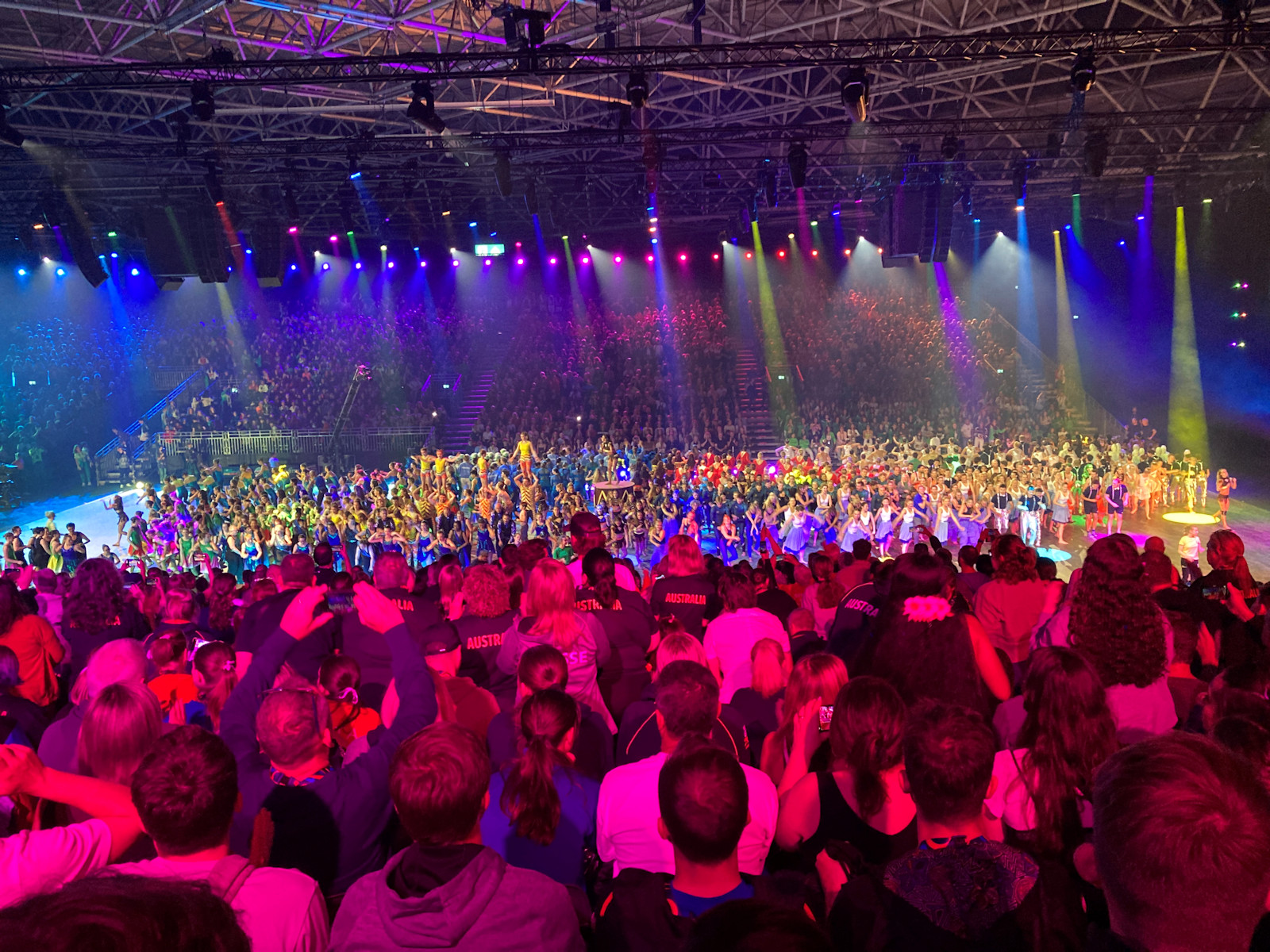 Alle Turnerinnen und Turner zum Schluss auf der Bühne