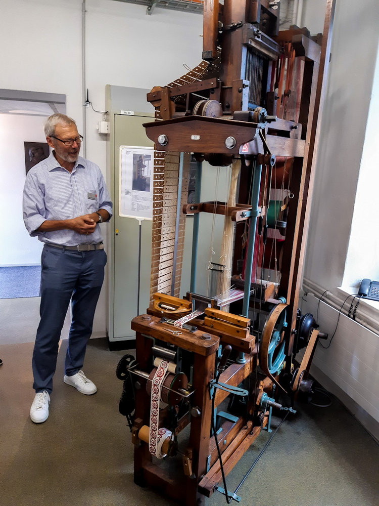 Einer der ersten automatischen Bandwebstühle, läuft immer noch