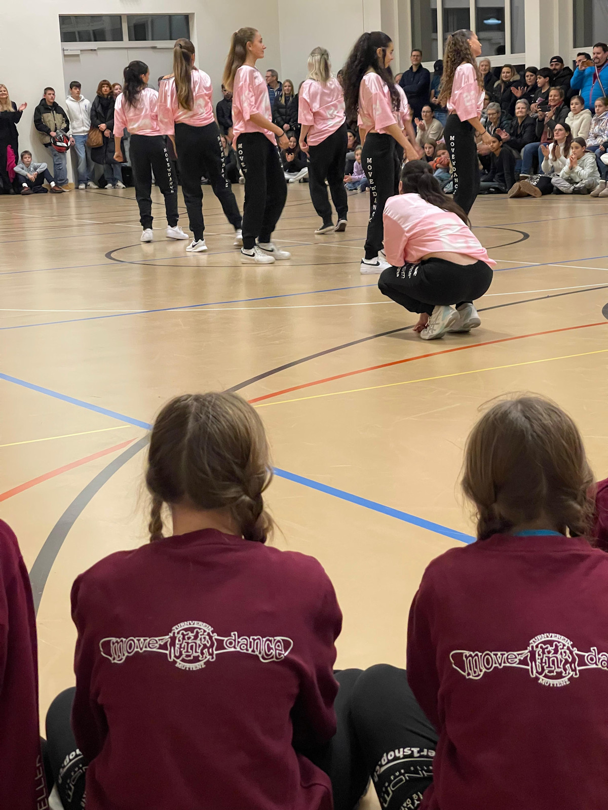 MnD1 schaut dem Auftritt von MnD3 zu (Foto MnD)