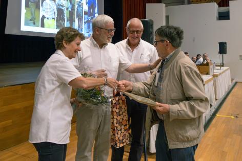 Die Präsidenten und die Vizepräsidentin gratulieren Hans Wermelinger Die Präsidenten und die Vizepräsidentin gratulieren Hans Wermelinger